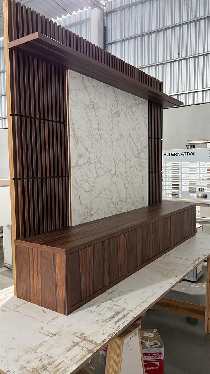 Painel de TV em madeira com ripado e acabamento marmorizado