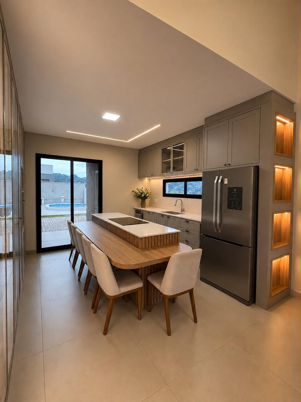 Cozinha integrada com mesa e torre iluminada