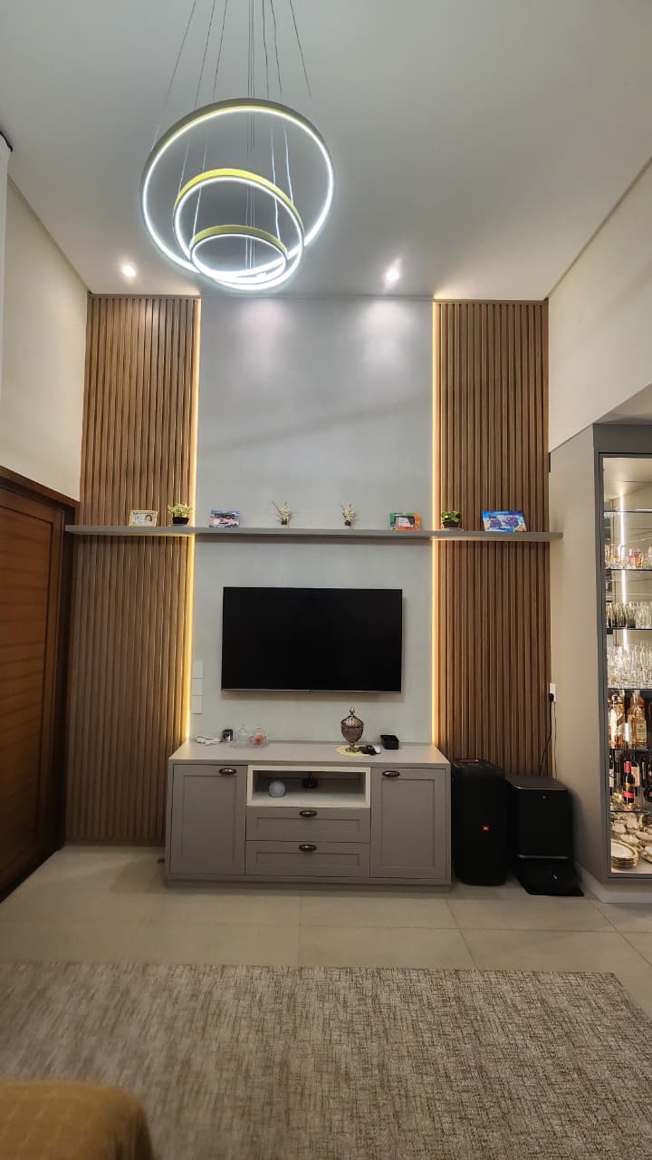 Painel ripado de pé-direito duplo com iluminação