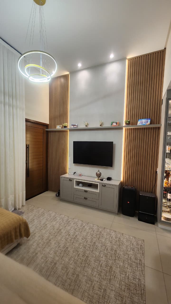 Sala de estar com painel ripado e rack planejado