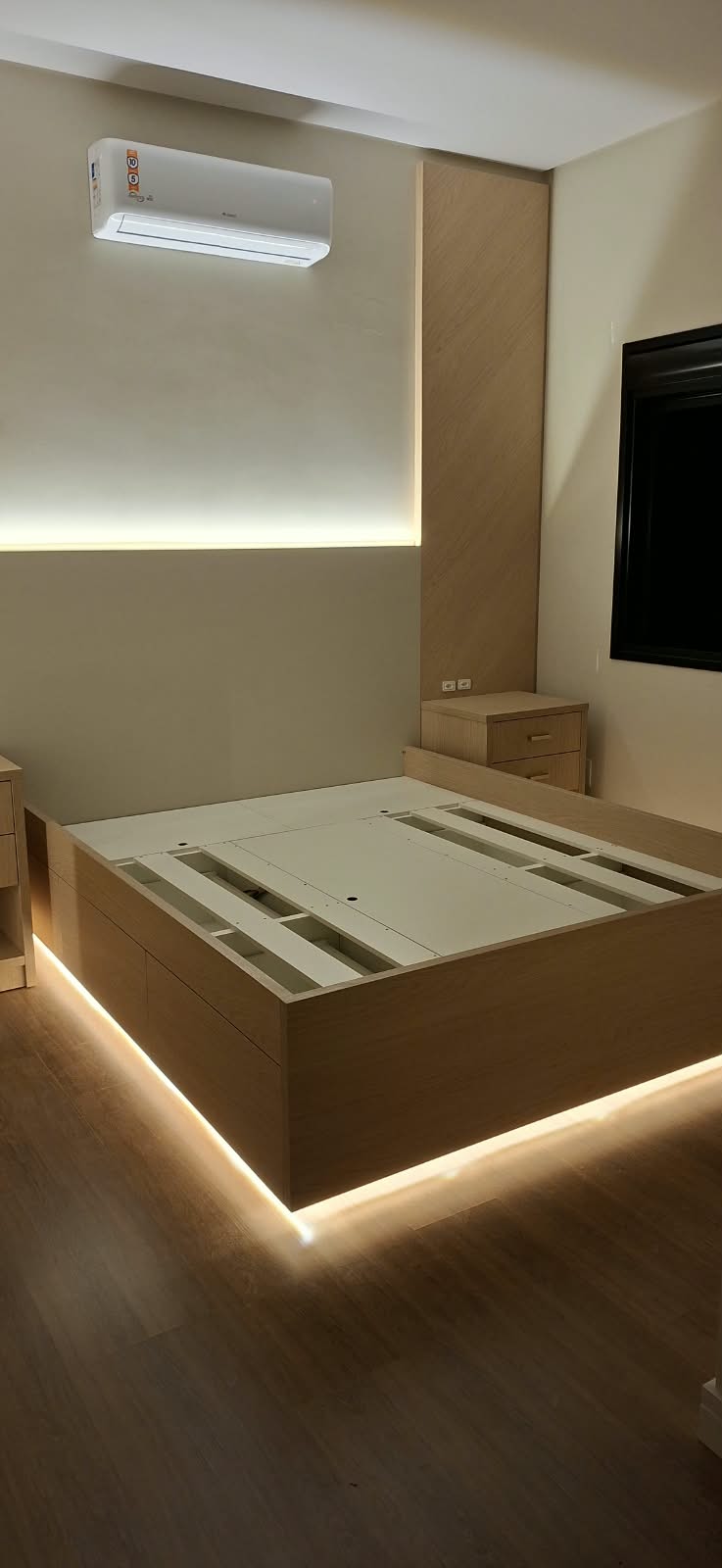 Dormitório com cama flutuante e LED embutido